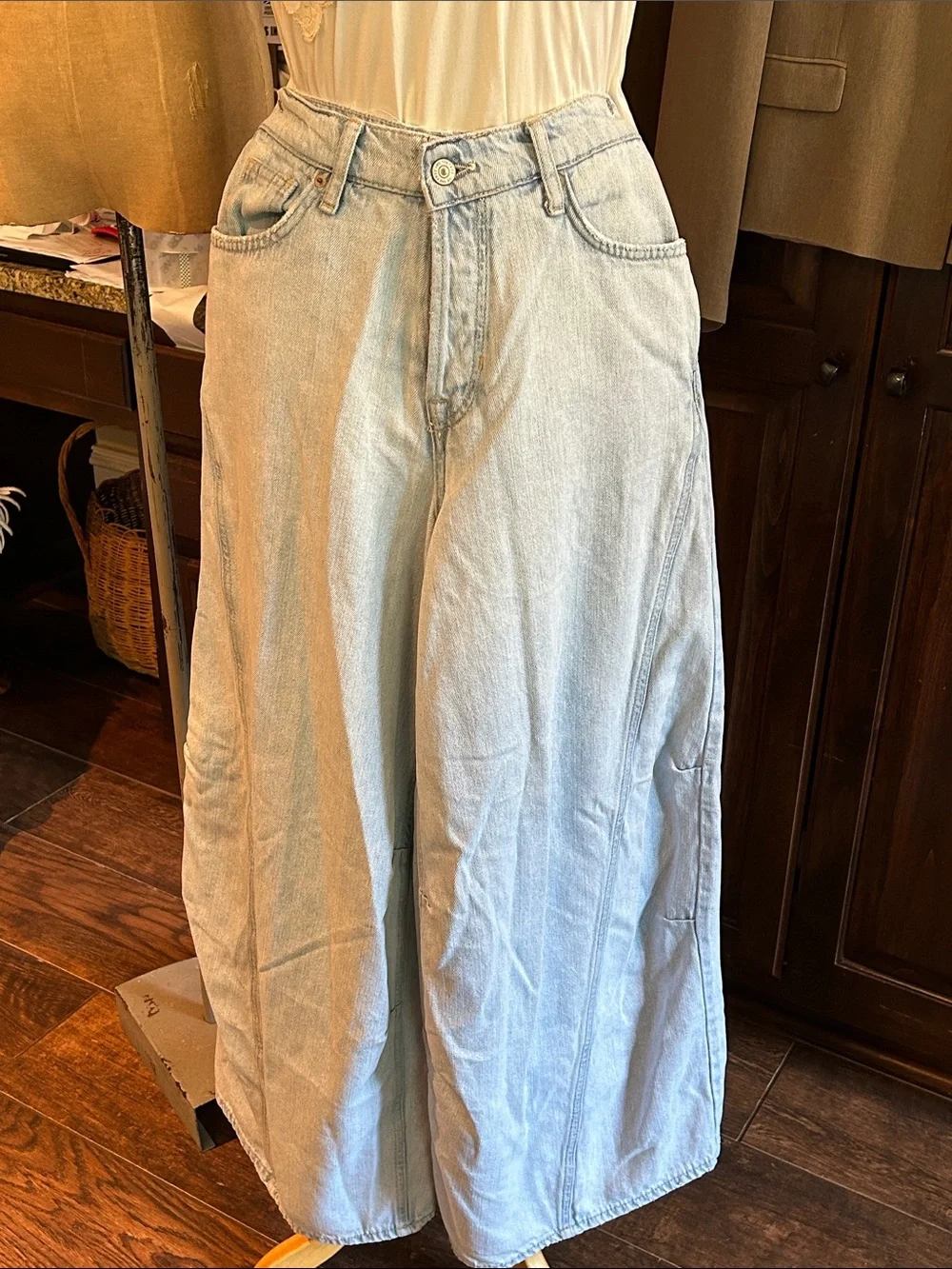 WE TGE FREE Sz 25 Eden Slouch Wide Light Wash Wide Leg - Picture 1 of 7